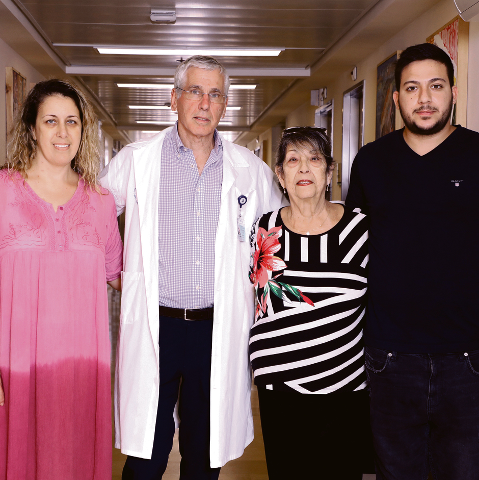 פרופ' איתן מור עם משפחה שהשתיל בה 3 דורות