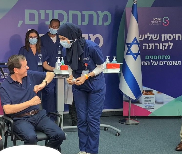הנשיא הרצוג מקבל חיסון שלישי נגד קורונה בשיבא
